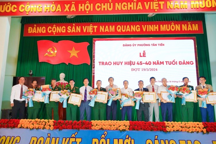 Đảng ủy phường Tân Tiến tổ chức lễ trao Huy hiệu Đảng đợt 19/5/2024